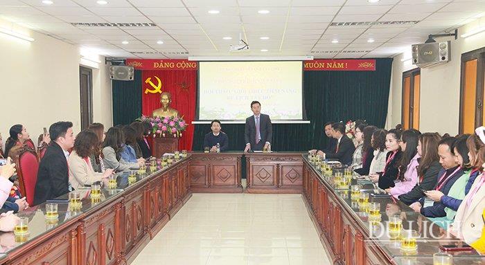 Phó Chủ tịch UBND quận Tây Hồ Phạm Xuân Tài trao đổi với các doanh nghiệp lữ hành